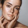 طرق علاج البقع البنية في الوجه الطبية: دليلكِ الشامل